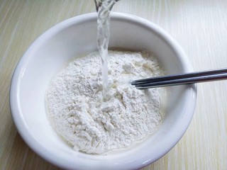 1、鳞虾木耳韭菜盒子,面粉放在容器中，酵母粉用温水融化，分次加入面粉中，用筷子搅成絮状。再揉成面团，进行发酵，发酵至原来的两倍大。