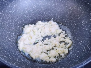 3、鳞虾木耳韭菜盒子,起油锅，加入鳞虾肉煸炒。