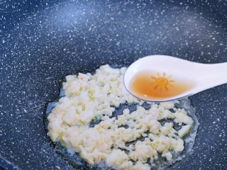 4、鳞虾木耳韭菜盒子,加入料酒，快速翻炒30秒，关火出锅。