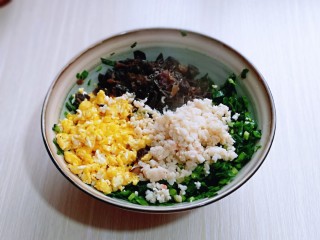 5、鳞虾木耳韭菜盒子,木耳泡发，切碎，鸡蛋煎好再铲碎。将鳞虾肉，木耳，鸡蛋与韭菜放 同一个器具中。