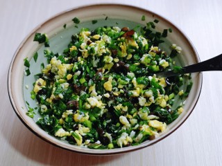 6、鳞虾木耳韭菜盒子,加入盐，糖，十三香搅拌均匀。