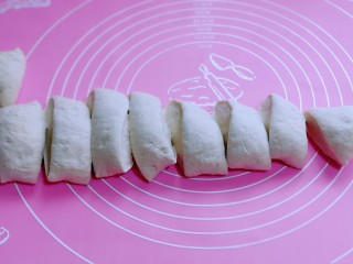 7、鳞虾木耳韭菜盒子,发酵好的面团揉圆排气，分成等份的小面团。