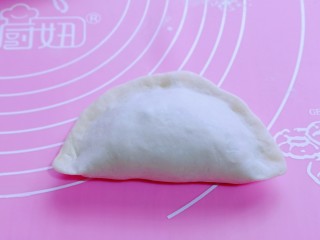 10、鳞虾木耳韭菜盒子,将面皮对折，捏紧，如图。
