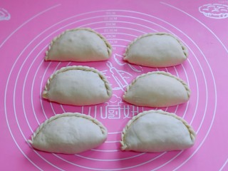 11、鳞虾木耳韭菜盒子,再捏出花边，依次做完，也可以根据个人喜欢来。