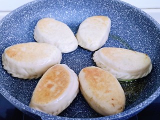 13、鳞虾木耳韭菜盒子,小火煎至两面金黄即可出锅。