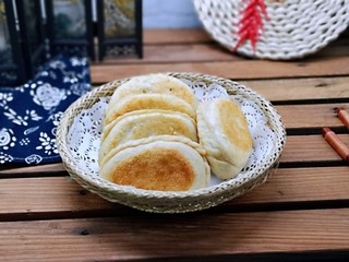 14、鳞虾木耳韭菜盒子,依次煎好的鳞虾木耳韭菜盒子。