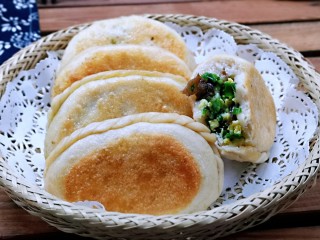 15、鳞虾木耳韭菜盒子,皮薄馅大，好吃极了。