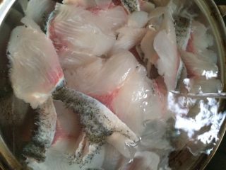 3、酸菜鱼,把打片的鱼肉清洗后，用小水不断冲洗10分钟。（主要是把鱼片中的血丝冲洗掉，使鱼片更加白透）