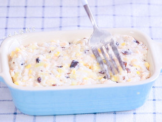 3、黄金米糕,木耳冷水泡10分钟，切碎加入搅匀。碗底垫一张油纸，将蔬菜米饭糊倒入碗中，盖上保鲜膜，上锅蒸5分钟。