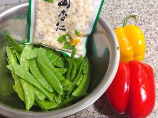 1、荷兰豆拌时蔬,准备原材料荷兰豆摘除两端洗净、杏仁、红椒、黄椒备用
