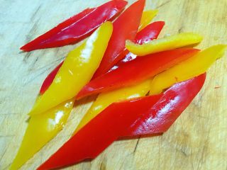 3、荷兰豆拌时蔬,红、黄椒切成自己喜欢的形状和处理荷兰豆的方法一样焯水