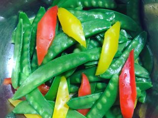 5、荷兰豆拌时蔬,荷兰豆和红、黑椒一起放入容器中