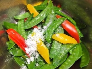 6、荷兰豆拌时蔬,放入调味料糖、盐、醋、味精拌匀入味即可食用