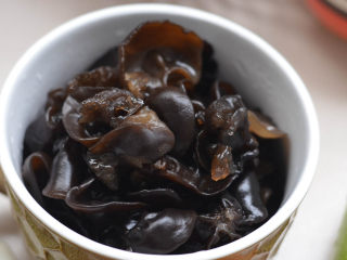 2、黑木耳西葫芦炒蛋，美容美颜家常菜,黑木耳提前泡发，洗干净。黑木耳用冷水泡发，正常情况也就是二个小时左右就可以完成，气温低的时候可以前一顿泡上，下一顿吃，气温高的时候放在冰箱中泡发。黑木耳不宜久泡，会滋生细菌，产生异味，对健康不好，吃多少泡多少，或者泡多少吃多少，千万不要把泡好的木耳放着不吃。