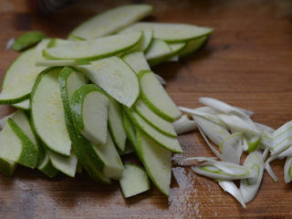 3、黑木耳西葫芦炒蛋，美容美颜家常菜,西葫芦切片，葱切碎。