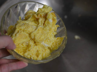 6、黑木耳西葫芦炒蛋，美容美颜家常菜,将蛋块出锅。