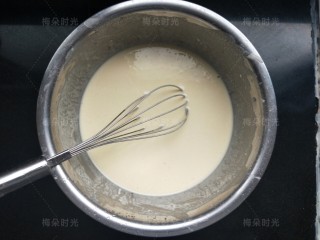 2、煎饼果子,加水，再加少许盐，搅拌均匀，做成比较稀的面糊，静置，去准备其他材料。