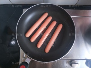 6、煎饼果子,火腿肠去皮，切成两半，煎一下。
