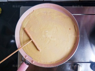 10、煎饼果子,平底锅加热，刷油，把面糊倒进去，用耙子把面糊推开。面糊不要倒的太多，不然饼太厚。