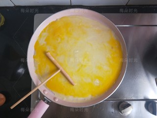 11、煎饼果子,然后把一个鸡蛋直接打进去，用耙子推开，