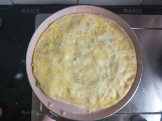 13、煎饼果子,看着鸡蛋基本凝固，翻面。