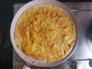 14、煎饼果子,刷上甜面酱。