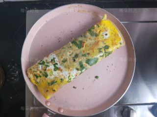 17、煎饼果子,然后折叠起来。反过来再烙一下下。