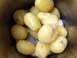 4、麻辣鲜香孜然小土豆,晾凉后剥去外皮