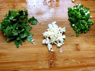 6、麻辣鲜香孜然小土豆,小葱香菜切碎（大蒜我做其他东西用的）