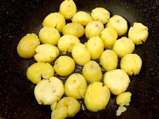 8、麻辣鲜香孜然小土豆,放入土豆中小火慢慢煎