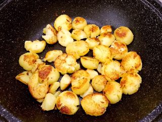 9、麻辣鲜香孜然小土豆,煎至两面金黄盛出备用