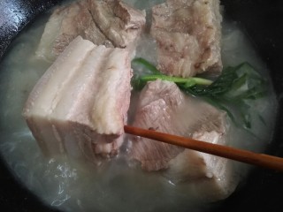 2、扣肉,肉煮至用筷子可以轻松插入即可。