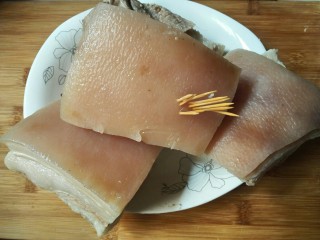 3、扣肉,用一撮牙签乱撮肉皮的每一个地方。