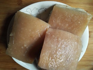 4、扣肉,撮至肉皮开花即可。