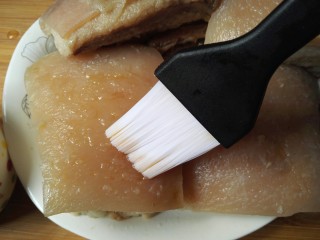 8、扣肉,把蜂蜜水均匀刷在肉皮上，放20分钟左右。