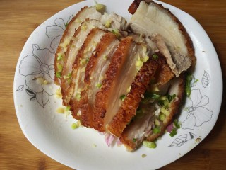 17、扣肉,加入适量葱花姜碎。