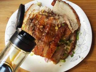 22、扣肉,适量酱油。