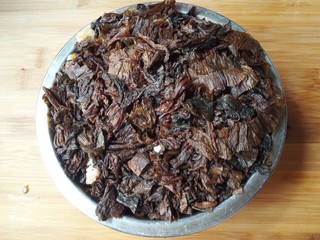 25、扣肉,放上水盐菜（因为水盐菜有盐味，所以整个过程都不要加盐）。