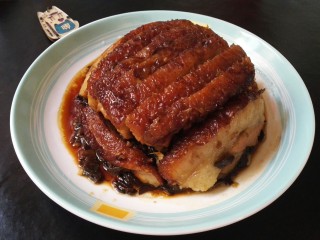 28、扣肉,拿出来倒扣盘中。