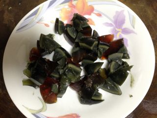 1、快手皮蛋粥,皮蛋切丁