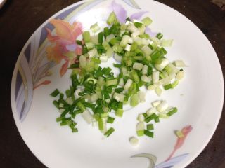 2、快手皮蛋粥,香葱切粒