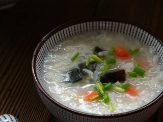 5、快手皮蛋粥,盛出。撒入香葱粒