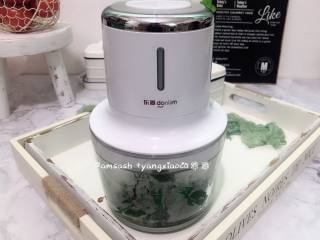 2、菠菜柳叶包子,把菠菜捞出倒入料理机，加入少许水打成汁，然后倒出来称一下重量，把菠菜汁加到160克备用