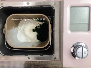 3、菠菜柳叶包子,把中筋粉300克，酵母3克，细砂糖20克，和打好的菠菜汁150克，倒入面包机桶内，启动面包机和面功能，揉成团。揉到面成团之后把10g的食用油放入面团中继续揉至面团光滑，我这里揉了20分钟