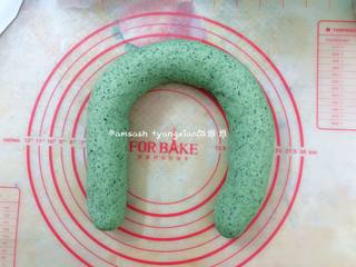 6、菠菜柳叶包子,把揉好的面团搓成长条