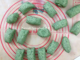 7、菠菜柳叶包子,然后切成大小均匀18等份的剂子