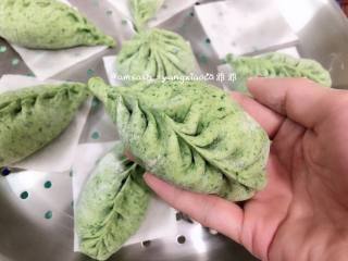 10、菠菜柳叶包子,依次把所有的面皮都包好