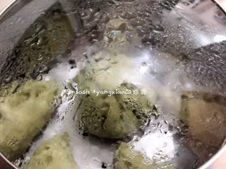 12、菠菜柳叶包子,直接开中火蒸12分钟，蒸好后不要马上开盖子，焖3分钟后将盖子打开一条缝，慢慢放气，待蒸汽放得差不多了才完全开盖。以防蒸好后的包子遇到冷空气造成回缩问题