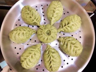 13、菠菜柳叶包子,蒸好的菠菜包子就出炉啦，胖胖哒，一出炉就连吃了两个