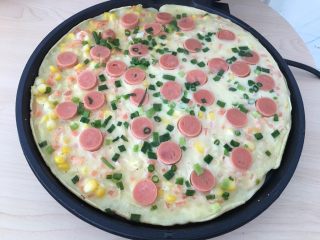 7、火腿鸡蛋饼,码上火腿肠，撒上葱花。